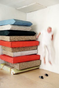 Tone Sprung vom Haus